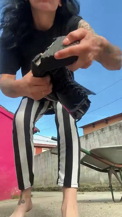 She Puts a Condom on a Boot as a Protective Cover – Unexpected DIY Hack! 😀