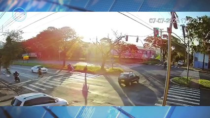 Motorista avança semáforo e provoca capotamento na Avenida Colombo, em Maringá