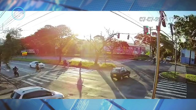 Motorista avança semáforo e provoca capotamento na Avenida Colombo, em Maringá
