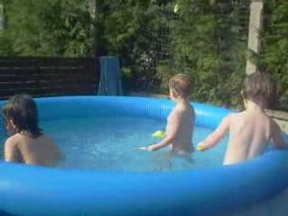 Margot,lea et paul dans la piscine