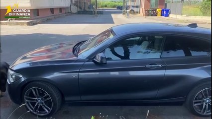 Il fiuto di Ulisse per scovare 8 chili di marijuana stipati in un auto fermata allo svincolo di Lamezia