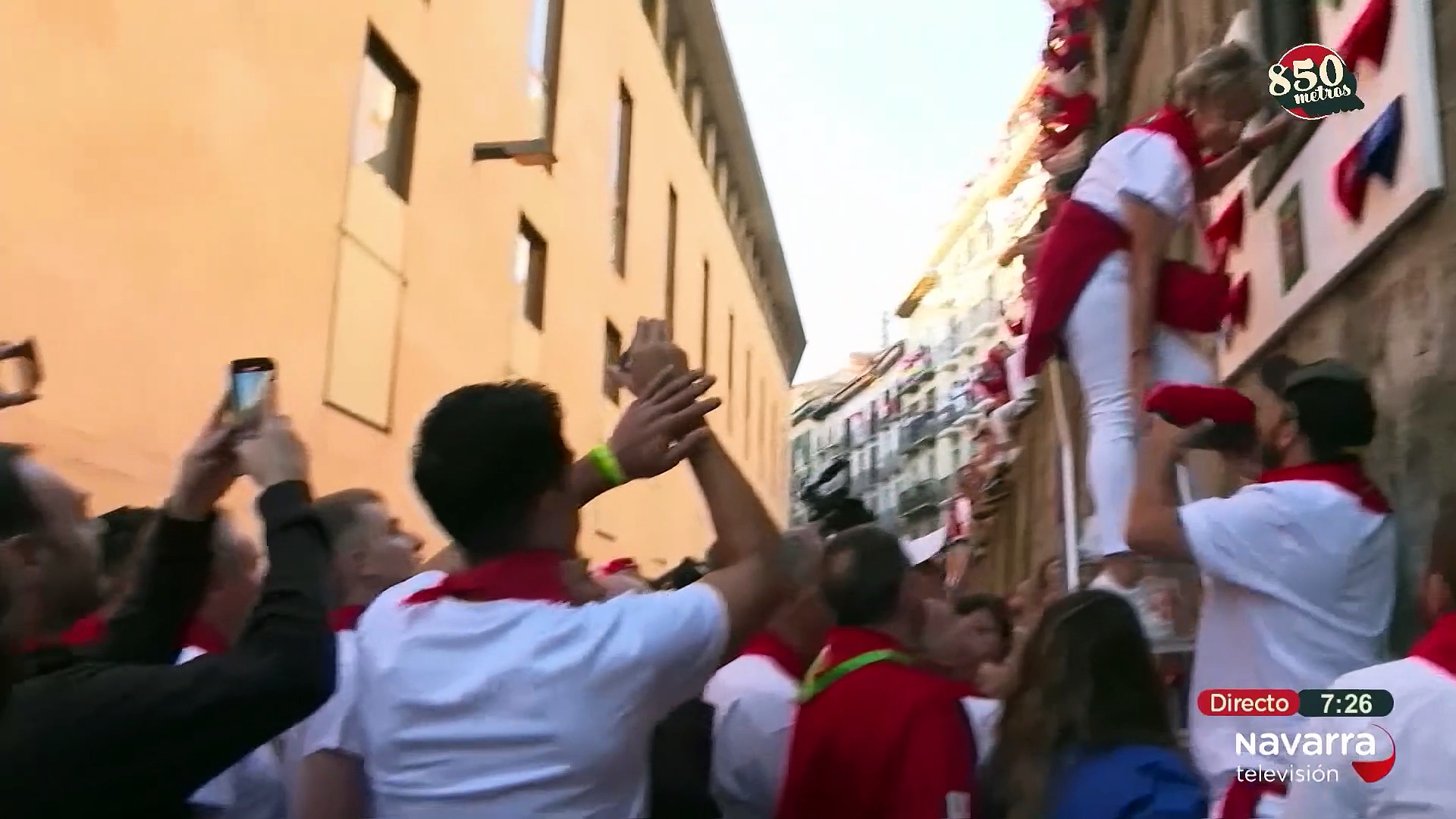 El ritual diario: Mariví coloca a San Fermín en la hornacina