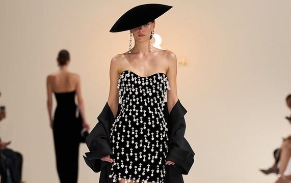 تمارا رالف تستحضر سحر الآرت ديكو في عرض يخاطب الحواس ويحتفي بالحِرَفية