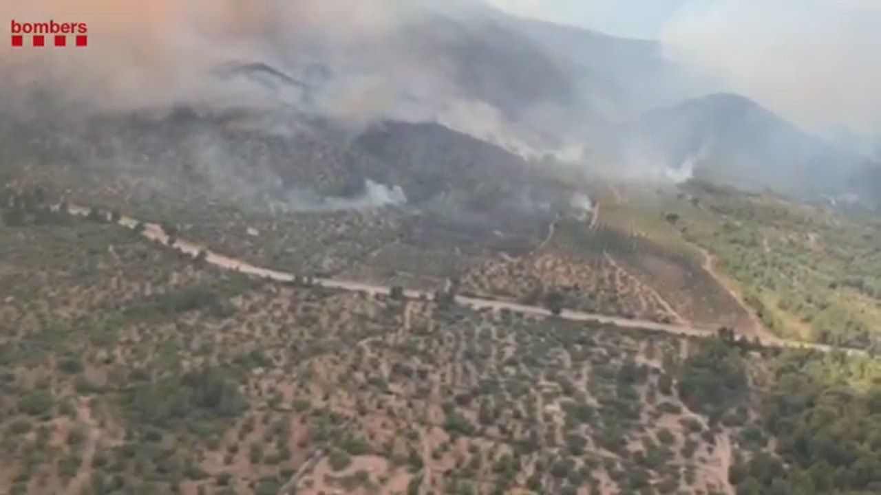 Las llamas arrasan más de 2.300 hectáreas en el incendio en Paüls (Tarragona)