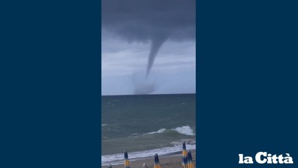 Maltempo, tromba marina a largo della costa di Eboli