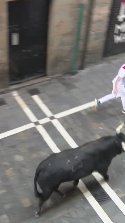 Un toro rezagado se roba el protagonismo del segundo encierro de San Fermín