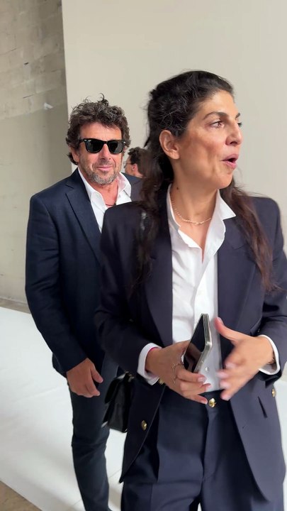 Vidéos - Patrick Bruel Les célébrités au défilé Tamara Ralph en marge de la Fashion Week Haute Couture à Paris, France, le 7 juillet 2025. Crédit : Florian Savina / Bestimage