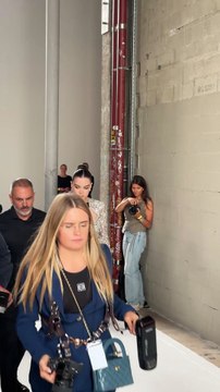 Vidéos - Hailee Steinfeld Les célébrités au défilé Tamara Ralph en marge de la Fashion Week Haute Couture à Paris, France, le 7 juillet 2025.Crédit : Florian Savina / Bestimage