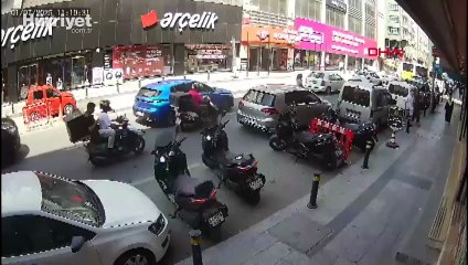 Zeytinburnu'nda otomobilin camını kırıp içindeki 1,5 milyonu çalan hırsızlar kamerada