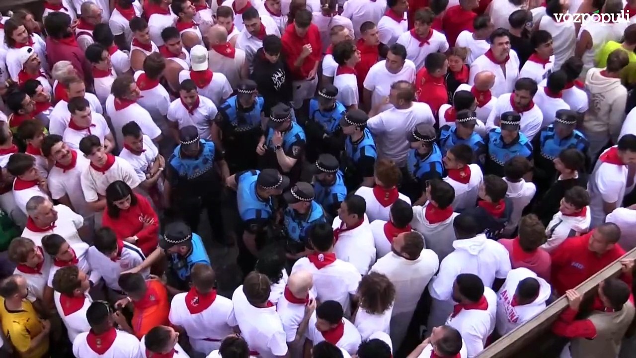 San Fermín | Un herido por asta de toro en el largo y peligroso encierro de Cebada Gago