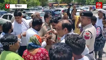 हिसार में डीजे पर विवाद: पुलिस पर महिला और युवकों से मारपीट का आरोप, एक की मौत, धरने पर बैठे परिजन