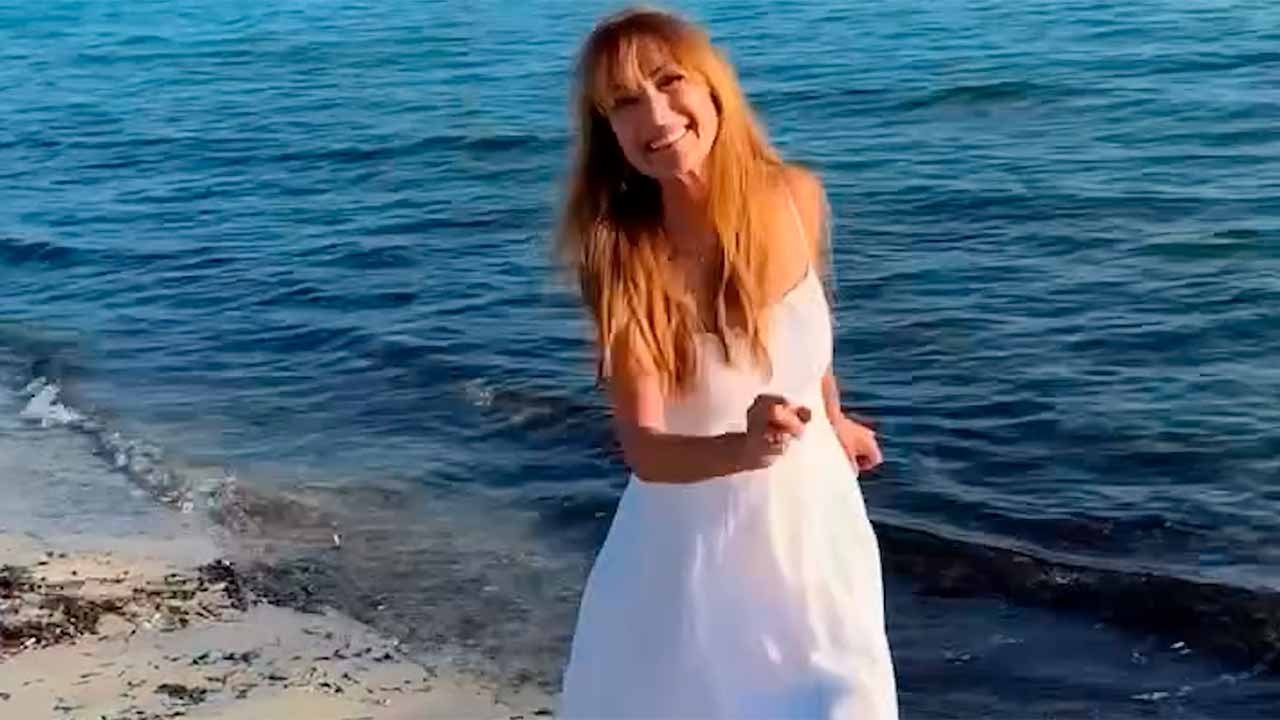 Jane Seymour éblouit pieds nus sur la plage à 74 ans : “Une nouvelle chance de recommencer”