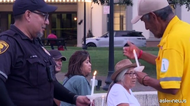 Una veglia per ricordare oltre 100 vittime delle inondazioni in Texas