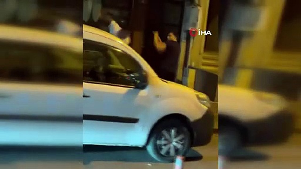 Sosyal medya fenomenleri sokak ortasında yumruk yumruğa birbirine girdi