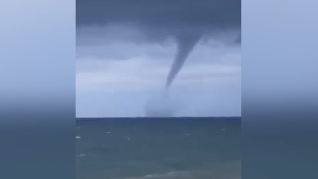 Tromba marina a Eboli, la spiaggia diventa deserta