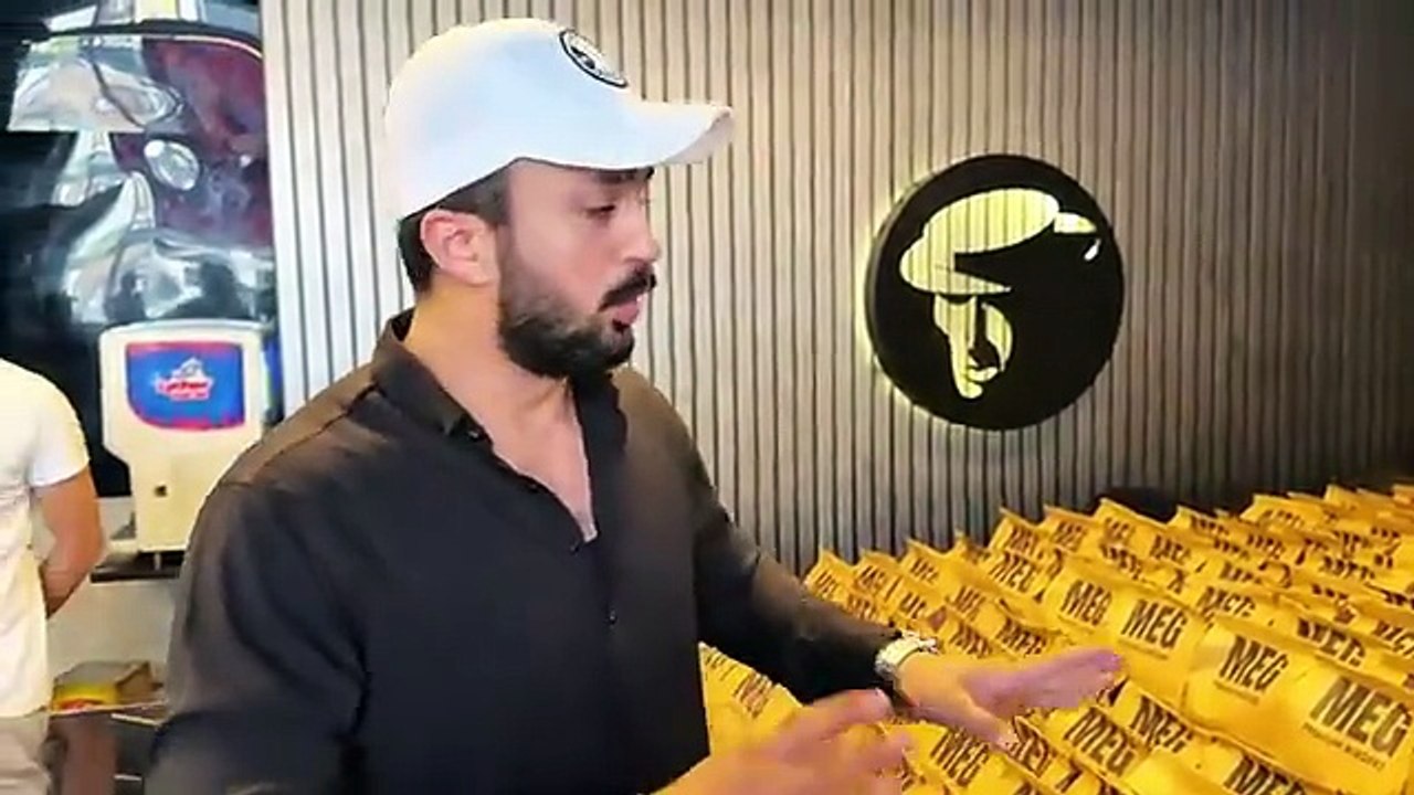 Finally Ayat Zahra Ki Mannat puri hui🥺One Thousand Burgers for Niyaz🙏🏻