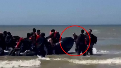 La policía francesa pincha con cuchillos las lanchas llenas de inmigrantes