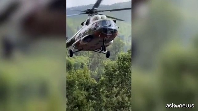 Inondazioni in Nepal, le operazioni di soccorso in elicottero