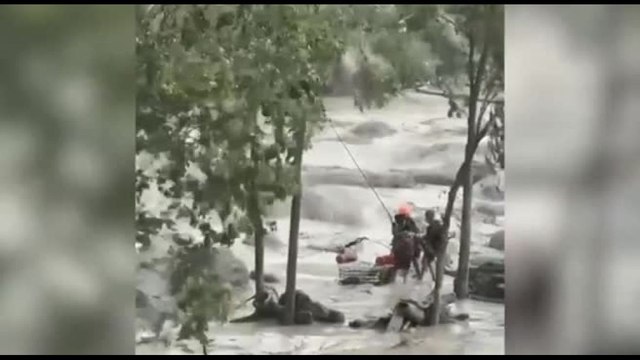 Inondazioni in Nepal, le operazioni di soccorso in elicottero