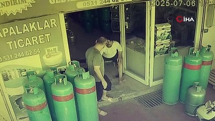 Antalya'da dükkana giren yılan, esnafı sokağa fırlattı