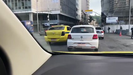 Carro capota após colidir com ônibus na Presidente Vargas