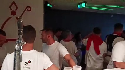 La peña Oberena invita a chupitos a todos en su local cuando suena su himno