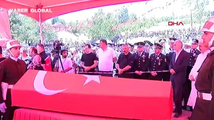 Şehitlere veda! ‘Sana topladım’ deyip babasının tabutuna çiçek bıraktı