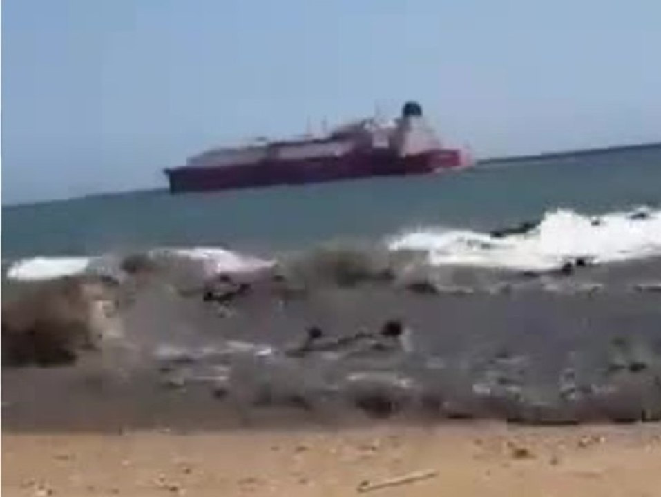 Panik am Strand: Gewaltige Welle reißt Badegäste mit sich