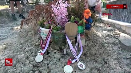 Antalya'da başpehlivanlık ünvanını kazandı, babasının mezarını ziyaret etti