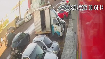 Vídeo mostra momento em que Mercedes invade loja no Centro de Cascavel