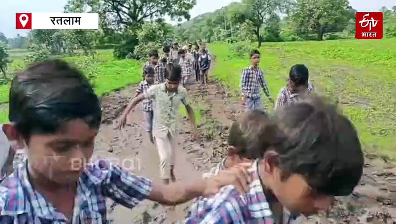 कीचड़ में सड़क ढूंढता बचपन, रतलाम में भविष्य की...