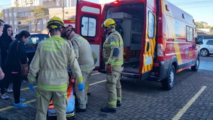 Carro invade loja no Centro de Cascavel e condutora fica ferida