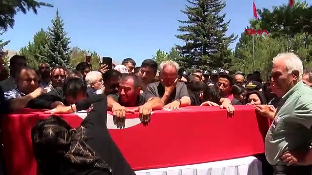 Elinde oyuncağı, şehit babasının tabutuna sarılıp gözyaşı döktü