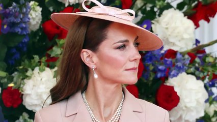 Kate Middleton accoglie i Macron con un look rosa cipria che parla francese