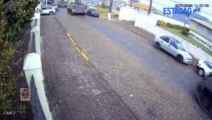 Tanque passa por cima de carro em Ponta Grossa no Paraná
