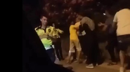 Ehliyetsiz sürücünün babası ile trafik polisleri arasında arbede; o anlar kamerada
