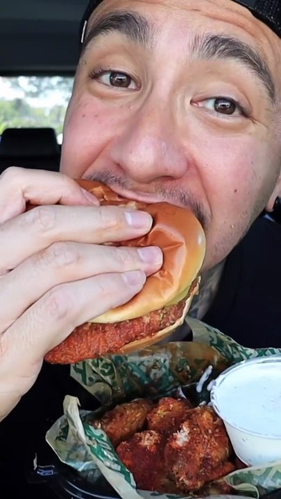 Follow for more ASMR videos🌮🍟 Credits: @vartanfresh #mukbang #asmr #fastfood #asmreating