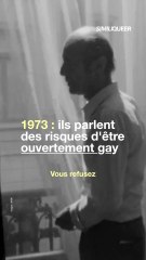 Ils parlent des risques d’être ouvertement gay en 1973. À l’époque, peu de personnes queers étaient out, à cause des fortes pressions sociétales.