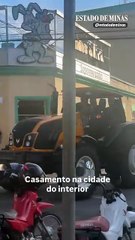 Noivo surpreende e chega de trator ao casamento no interior de SP