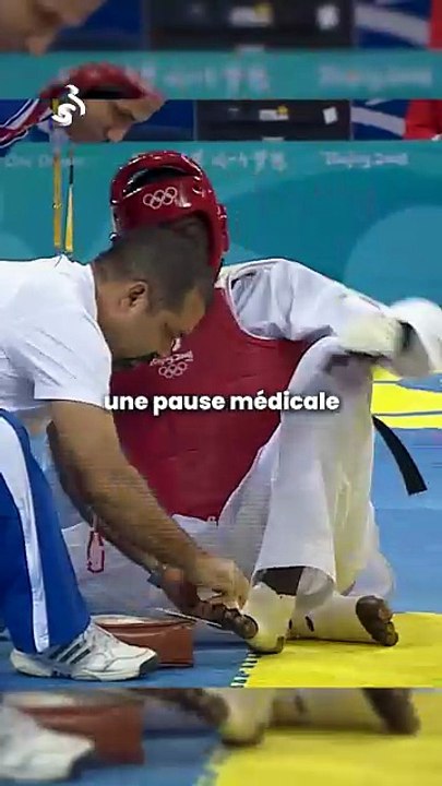 Il frappe l'arbitre ! 😱