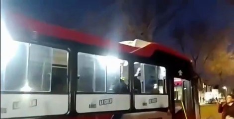 VIDEO: ¡Lo golpearon! Detienen a pasajero que abusaba a una menor en un colectivo