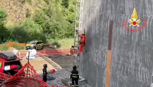 Dipignano, dodici operai rimangono bloccati su due piattaforme sospese sul viadotto dell'autostrada: salvati dai Vigili del fuoco