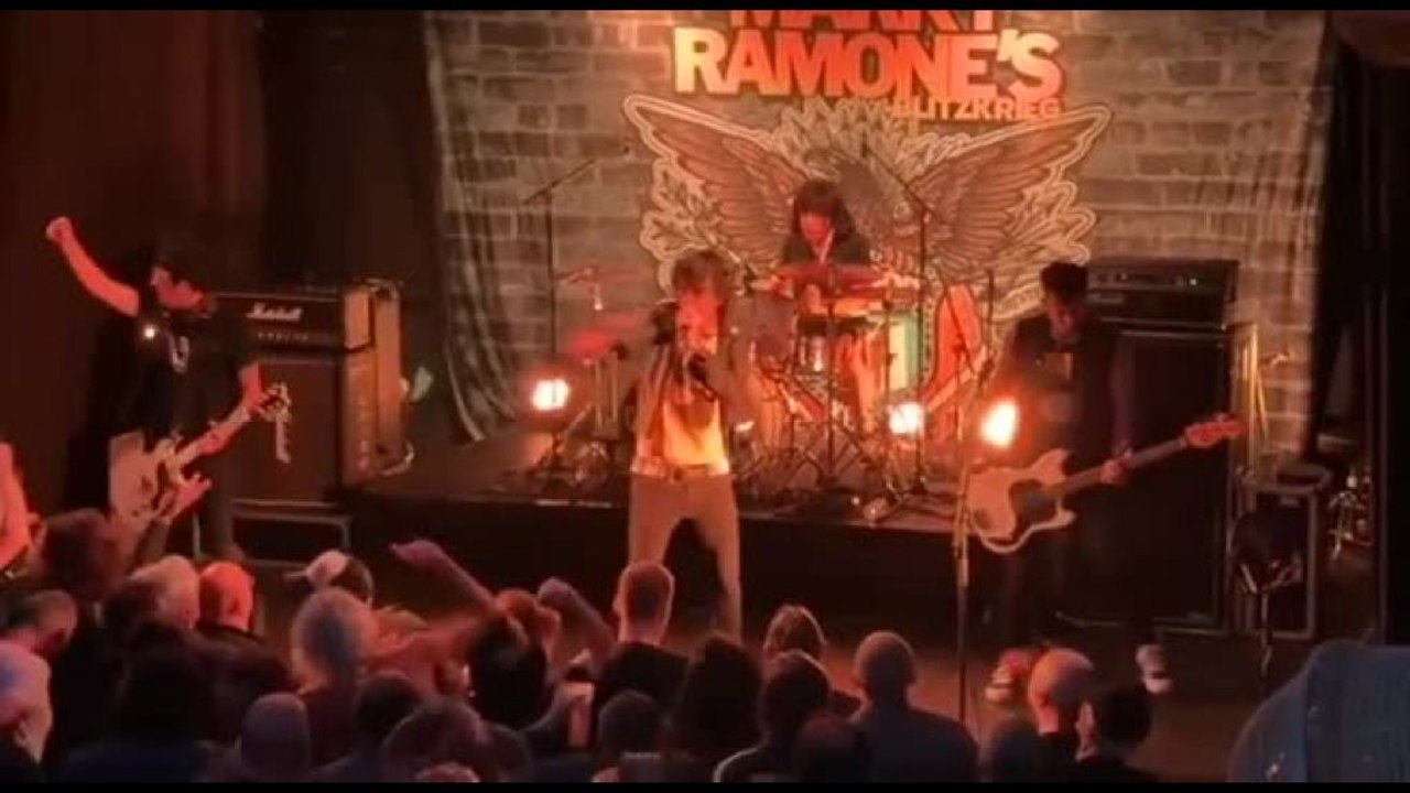 Marky Ramone porta live a Milano l'energia punk rock dei Ramones