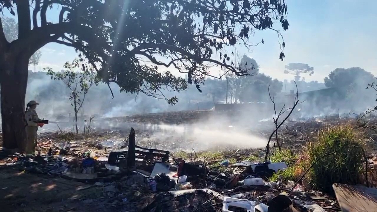 Corpo de Bombeiros combate incêndio em entulhos e vegetação em lote baldio no Cascavel Velho