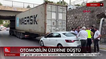 Kocaeli'de üst geçide çarpan tırın üstündeki konteyner, otomobilin üzerine kaydı