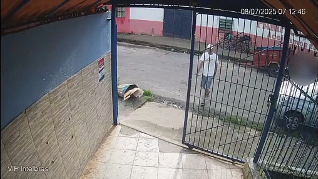 Câmeras flagram homem invadindo escola e furtando bicicleta em Maceió