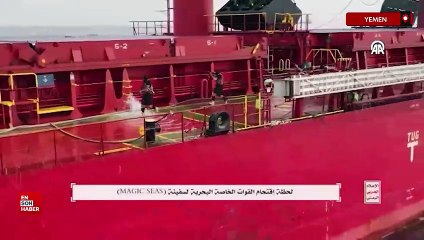 Yemen’deki Husiler’in, Kızıldeniz’de bir gemiye düzenledikleri saldırı anı