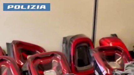 Decine di fanali e altri pezzi: ecco l'incredibile bottino del ladro seriale che smontava le auto a Roma