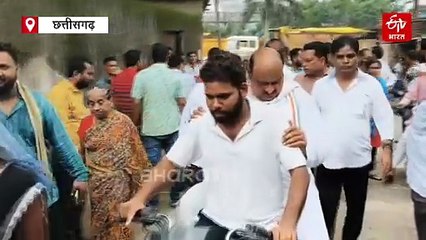 कार रुकी तो संकरी गलियों में बाइक से बाढ़ प्रभावित बस्तियों में पहुंचे पूर्व मंत्री, कहा- समस्या दूर नहीं हुई तो करेंगे आंदोलन