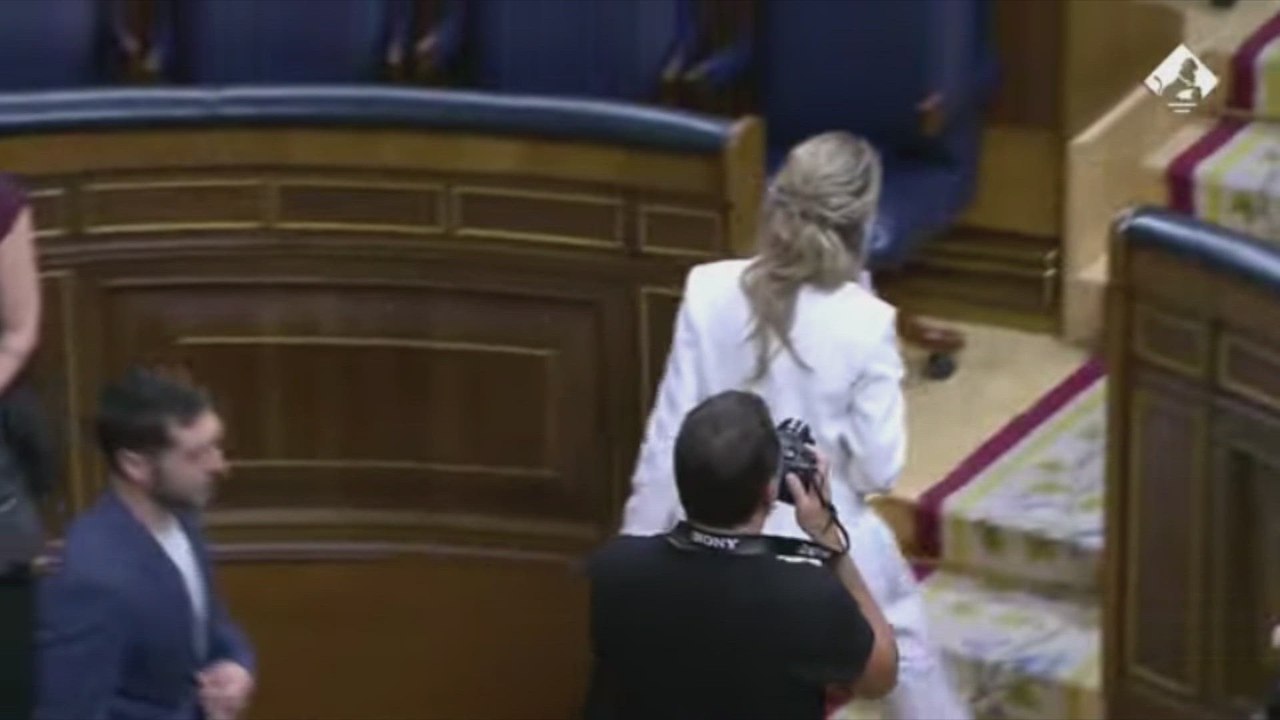 Yolanda Díaz recibe las condolencias de sus compañeros a su llegada al Congreso de los Diputados